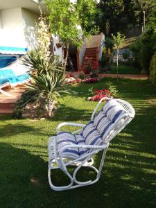 拉泰里纳Villa Marina Big的坐在院子里草地上的白色长凳