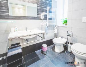 罗马多莫斯阿尔贝蒂住宿加早餐旅馆的一间带水槽和卫生间的浴室