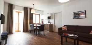 萨帕达卡瓦尼斯Spa康体公寓式酒店的客厅配有沙发和桌子