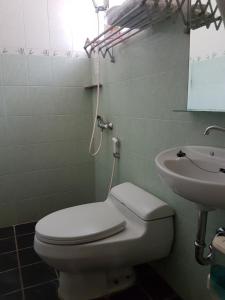 玛琅佩耶旅馆的一间带卫生间和水槽的浴室