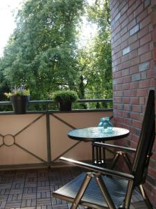 埃尔姆斯霍恩Schönes 2-Zi. App. 55 qm - voll möbliert - citynah的阳台配有桌椅和窗户