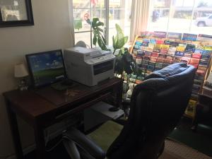 西雅图马可波罗汽车旅馆的办公室,配有书桌、电脑和椅子