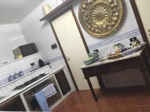 拉维罗Casa Felice的厨房配有炉灶和墙上的盘子
