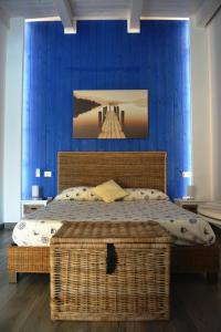 庞贝比阿特丽斯之家住宿加早餐旅馆的一间卧室配有一张带蓝色墙壁的柳条床
