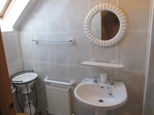 基拉尼Aghadoe View Bed & Breakfast的一间带水槽和镜子的浴室