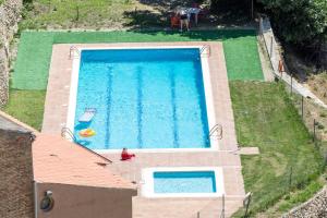 LlimianaCal Ginés的享有庭院游泳池的顶部景色