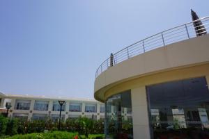 萨伊迪耶Sun Beach Med的一座带阳台的建筑