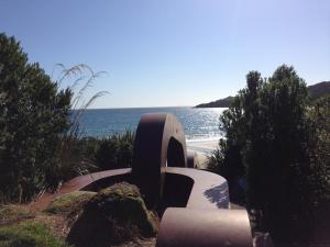 半月湾安克斯顿旅馆的海滩上的长凳,背景是大海