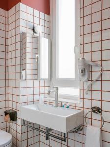 安齐奥里维埃拉酒店的一间带白色水槽和窗户的浴室