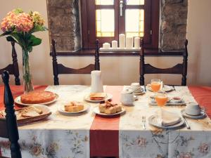 CacesCasa de Aldea La Pumariega的一张桌子,上面放着食物和饮料