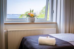 米泽尔法特赛弗酒店的一间卧室,设有窗户,床上有一条毛巾