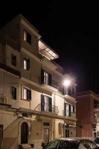 曼弗雷多尼亚Dimora Ciociola的前面有路灯的建筑