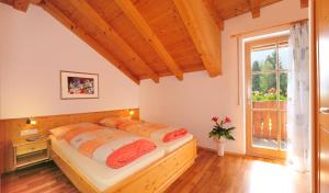 纳兹-夏韦斯费瑞沃航拉沃尔多霍纳西农家乐的一间卧室设有两张床和大窗户