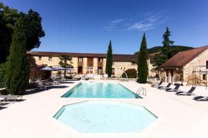 圣樊尚德科塞蒙勒库酒庄酒店及餐厅 - 萨尔拉附近的一座带椅子的庭院内的游泳池以及一座建筑