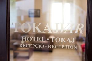 托考伊铎克瓦酒店的玻璃门,上面写着laxkaar酒店和taloba招待会