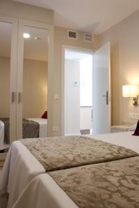 多列毛利诺斯Apartamentos Casa Florido的一间卧室配有一张床,另一间卧室配有两张床