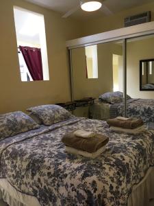 圣胡安Posada Colonial Beach Villas的一间卧室配有两张带毛巾的床