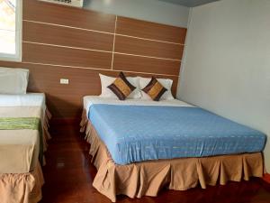 皮皮岛皮皮岛珊瑚湾旅馆的一间客房内配有两张床的房间
