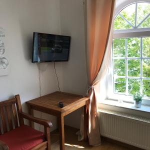 Leezdorf利兹道夫酒店的客房设有桌子、电视和窗户。