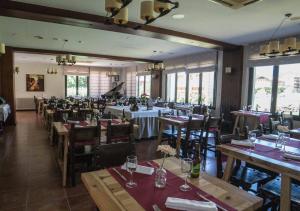 巴加卡尔巴蒂斯塔旅馆的用餐室设有桌椅和窗户。