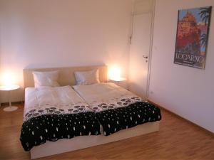洛迦诺Bellaterra A的一间卧室配有一张带两盏灯的床。