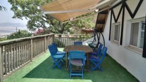 Gan NerVilla Billy的庭院配有桌椅和木制遮阳伞