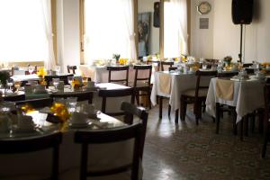 皮里亚波利斯Hotel Colón的用餐室配有桌椅和白色桌布