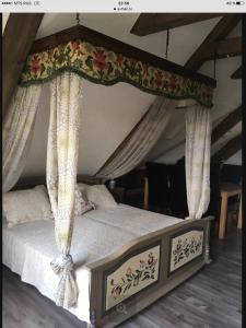 施卢赫湖兰伽斯豪夫舒尔酒店的一张带窗帘的天蓬床