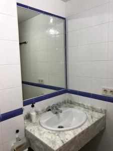 科拉雷侯Vivienda Vacacional Maga的一间带水槽和镜子的浴室