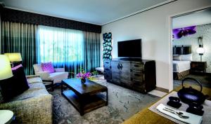 奥兰多洛伊斯皇家太平洋度假酒店的客厅配有沙发和电视。