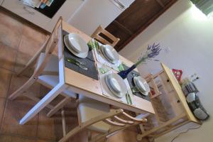 马斯卡卢恰朱顶红度假屋 的桌子和椅子,上面有盘子和碗