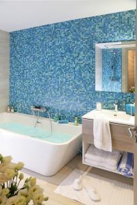 班戈卡斯特克拉拉海水浴和Spa酒店的带浴缸和盥洗盆的浴室