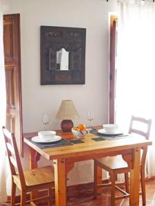 布维翁Casita Buena Vista的餐桌、两把椅子和镜子