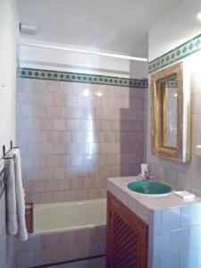 布维翁Casita Buena Vista的一间带水槽、浴缸和镜子的浴室