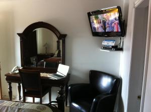 加蒂诺丽思汽车旅馆的客房设有书桌和墙上的电视。