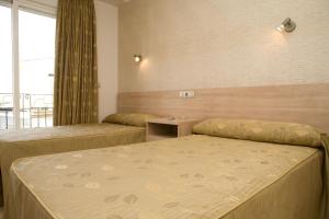 奇尔切斯卡萨帕科旅馆的酒店客房设有两张床和窗户。