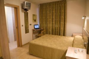奇尔切斯卡萨帕科旅馆的酒店客房,配有床和电视