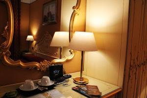 威尼斯洛坎达波斯特维奇酒店的饭店房间桌子上的一盏灯