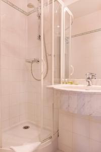 巴黎作家酒店的带淋浴和盥洗盆的浴室