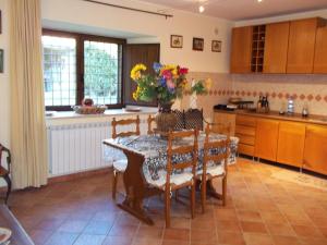 FarneseIl Mulino in Maremma的厨房配有桌椅和桌子。