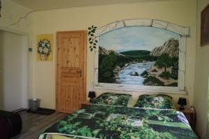 布劳恩拉格蒙娜丽莎膳食旅馆的一间卧室配有一张壁画床
