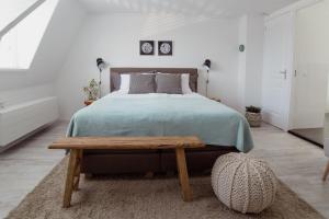 德比尔特Studio De Bilt的一间卧室配有一张床和一张木桌