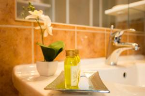 斯普利特拉纳公寓的浴室水槽上装有鲜花的一瓶油