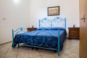 莱乌卡Pietra del Mediterraneo的一张蓝色的床,位于