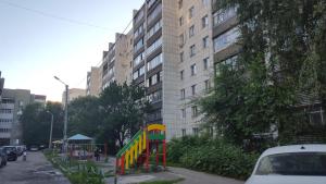 沃罗涅什flat-all 155 Bakunina двухкомнатная квартира до 9 мест рядом с ТРЦ "Галерея Чижова"的城市街道边的游乐场