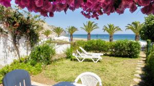 卢斯Casa Sol e Praia的一个带桌椅的庭院和海滩