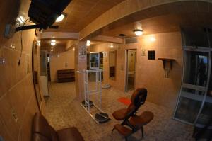 库斯科Royal Inka II的空房,设有带淋浴和椅子的房间