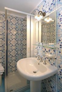 罗坎达菲奥多酒店的一间浴室