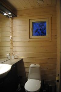 鲁卡RukaNeliö Cottage的一间带卫生间和水槽的浴室