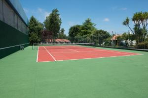 巴塔拉圣豪尔赫酒店的网球场,上面有网